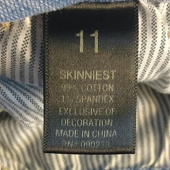 Bullhead Black Skinniest Light Wash Jeans - Picture 4 of 7